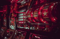 Dit is het verschil tussen hoog en laag volatiele slots